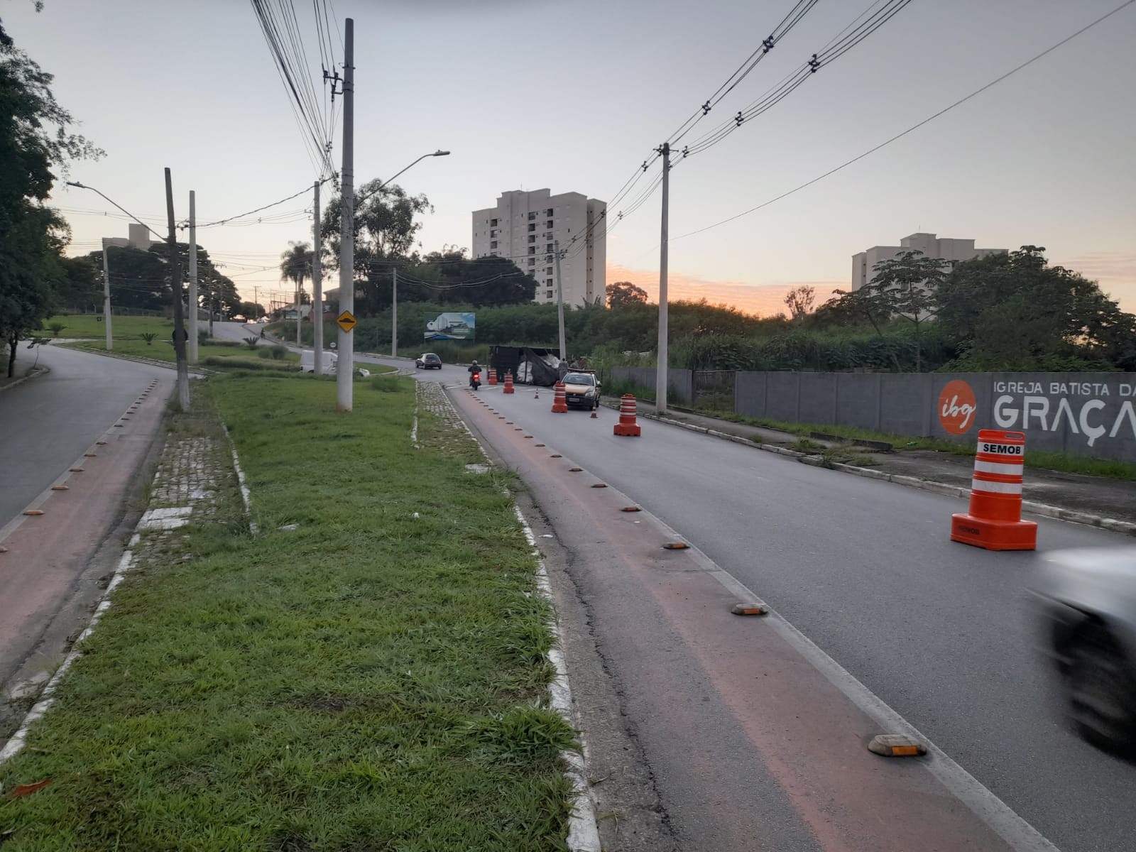 caminhão tomba em taubaté