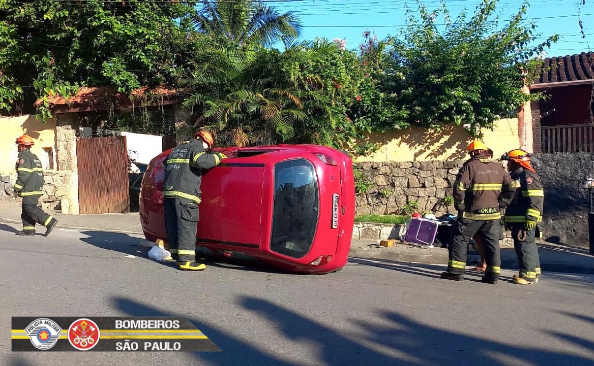 carro tomba em acidente ilhabela