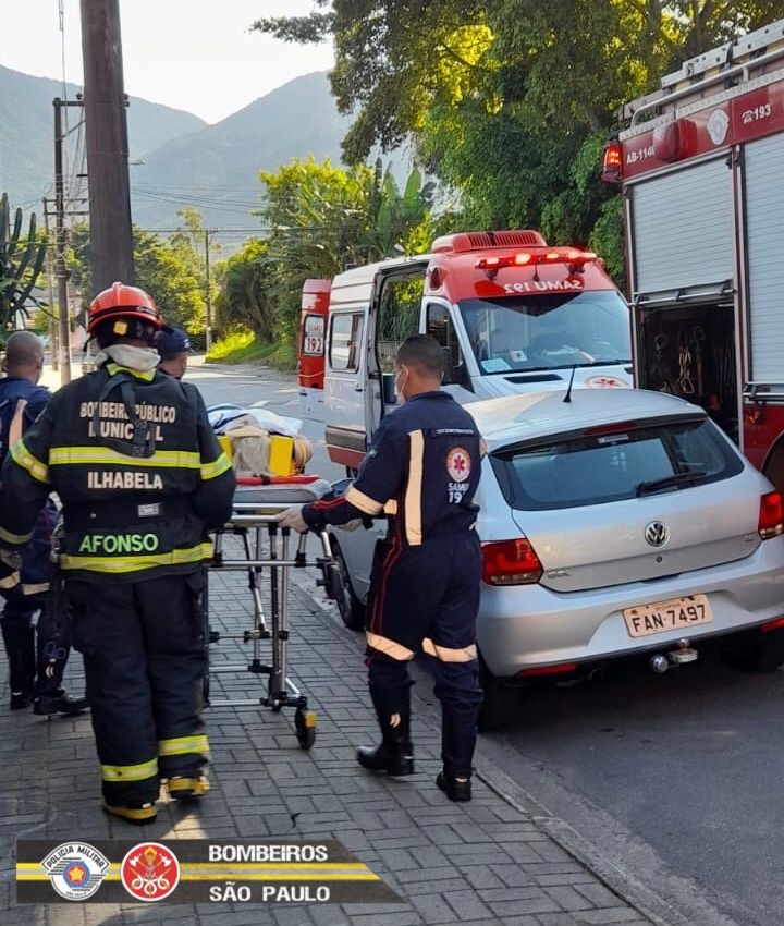carro tomba em acidente ilhabela