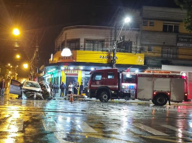 carro bate em árvore em campos