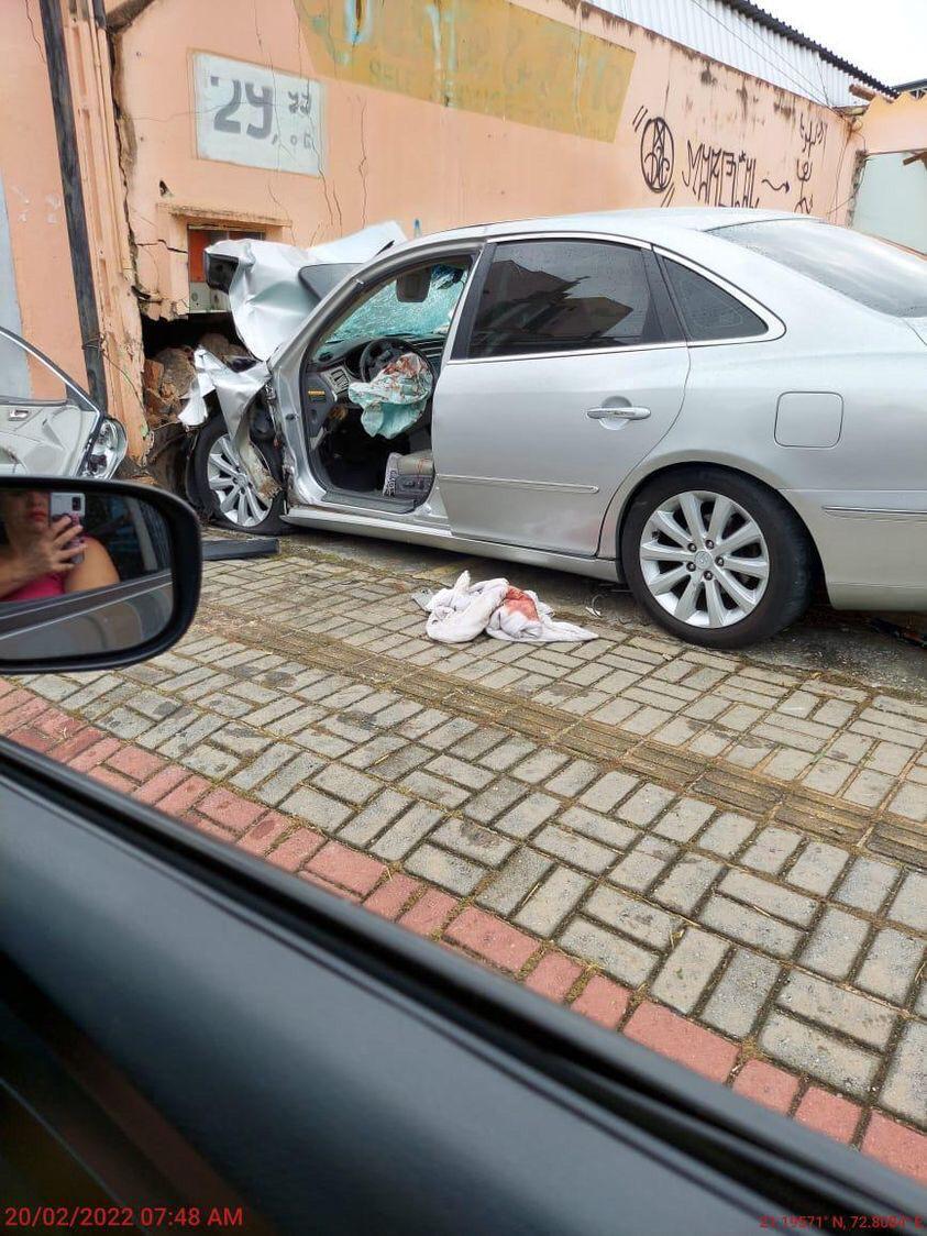 carro bate em muro taubaté
