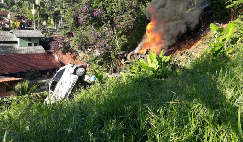dois carros e um caminhão caem em ribanceira