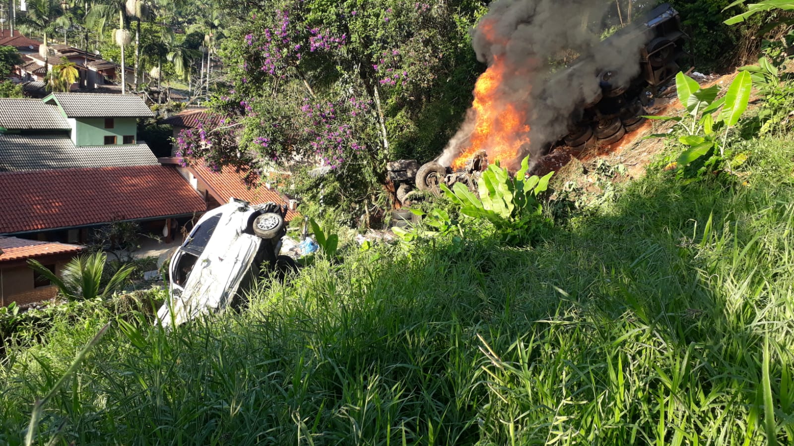 dois carros e um caminhão caem em ribanceira