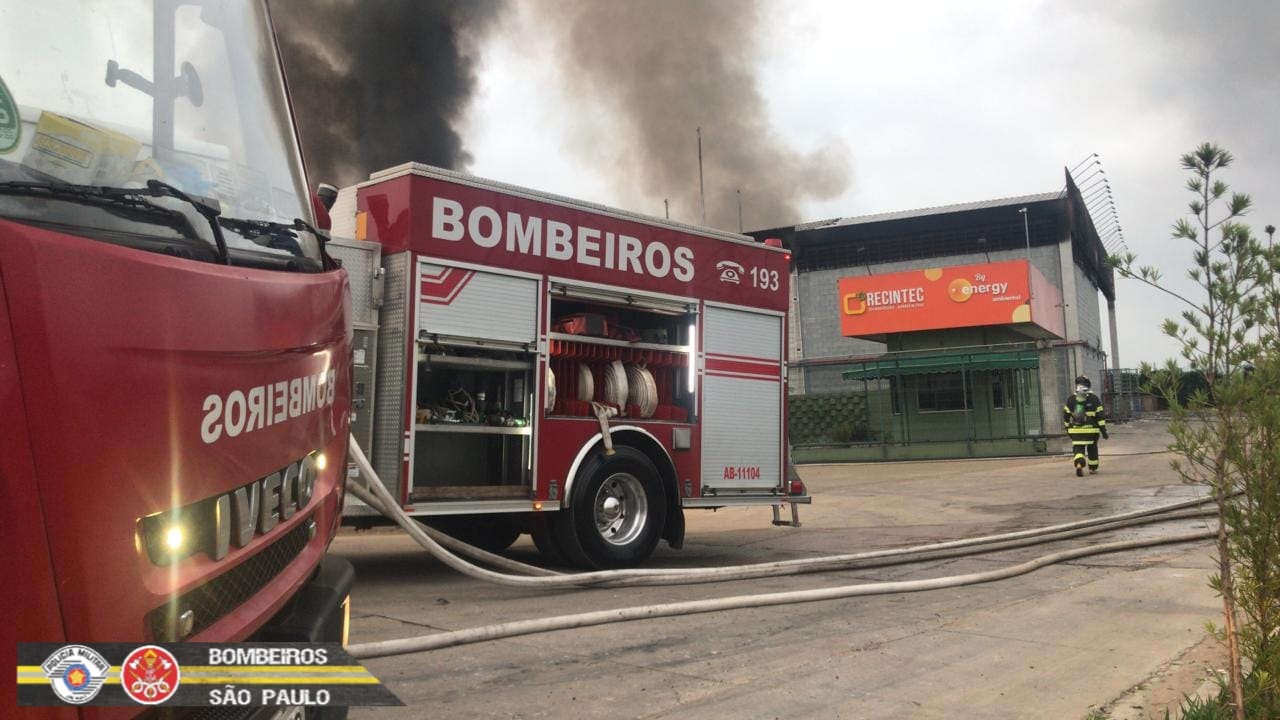 Bombeiros combatem incêndio dentro de galpão em Jambeiro