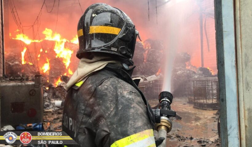 Bombeiros combatem incêndio dentro de galpão em Jambeiro