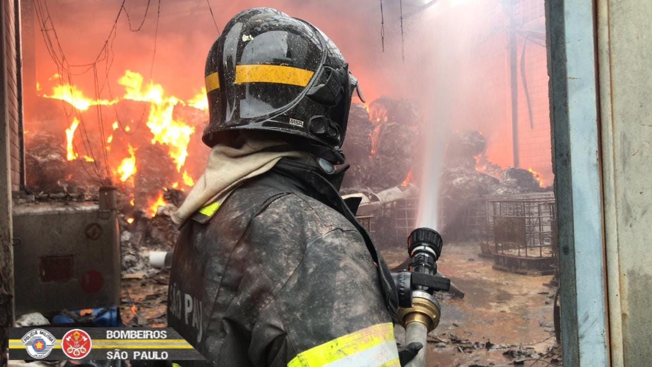 Bombeiros combatem incêndio dentro de galpão em Jambeiro