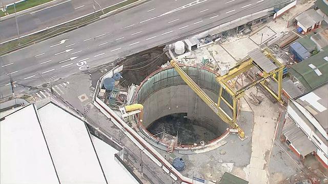 Asfalto cedeu ao lado da obra do Metrô da Linha 6-Laranja, na Marginal Tietê
