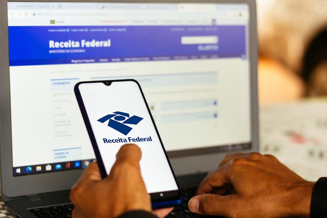 Celular com aplicativo para restituir imposto de renda 2022