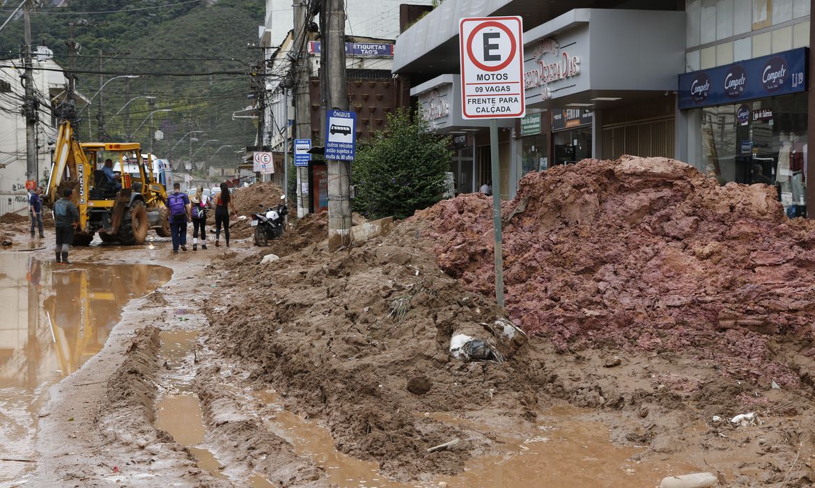 mortos pela chuva em petrópolis
