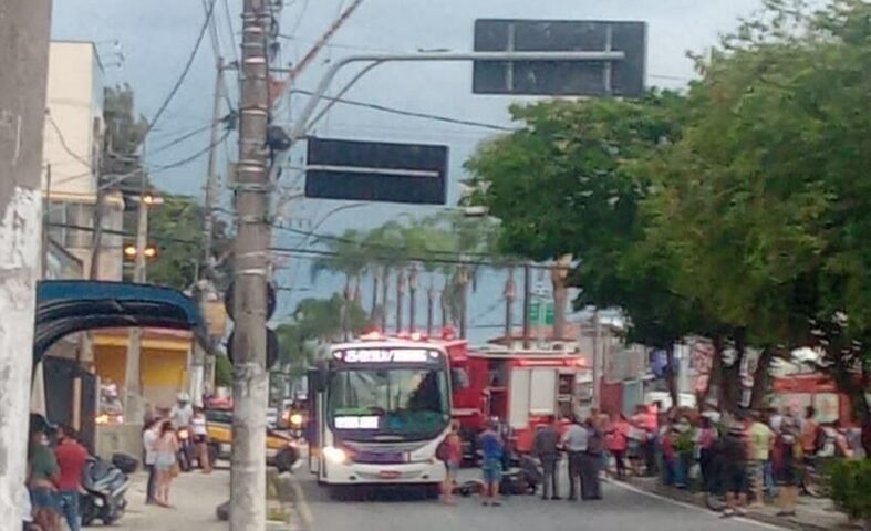 Mulher morre em acidente entre moto e ônibus em Taubaté