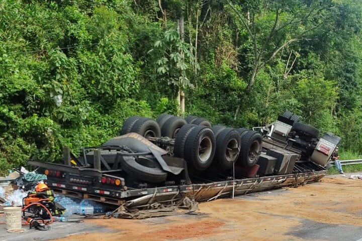caminhão tomba na rodovia floriano rodrigues pinheiro