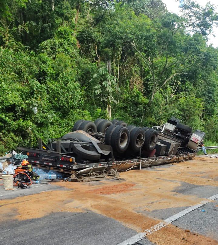 caminhão tomba na rodovia floriano rodrigues pinheiro