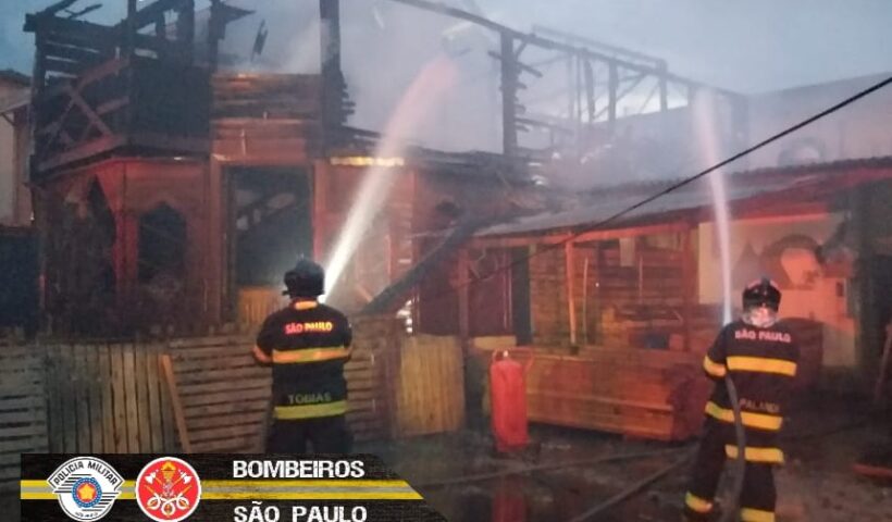 Bombeiros combatem incêndio em madeireira em São José dos Campos