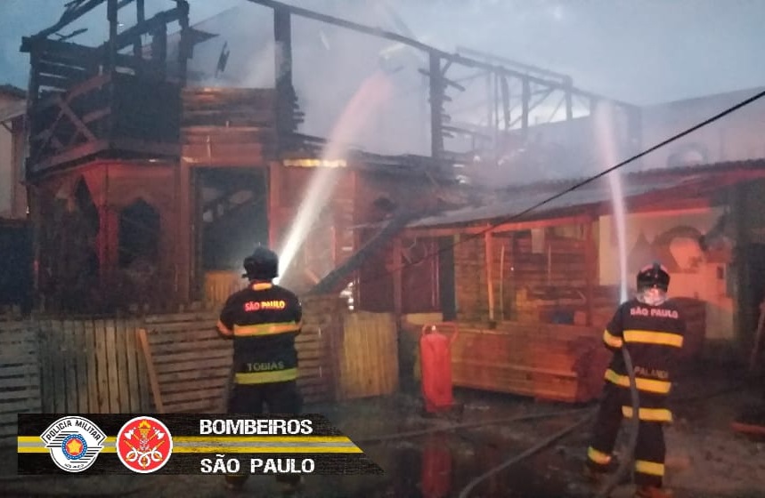 Bombeiros combatem incêndio em madeireira em São José dos Campos