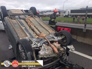 Capotamento na via Dutra deixa quatro pessoas feridas, em Caçapava