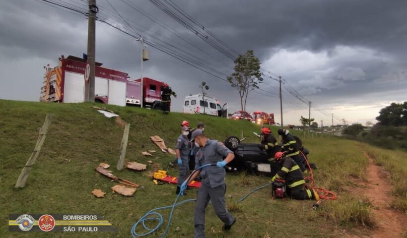 Bombeiros retiram homem preso em ferragens após capotamento na marginal da Dutra, em São José