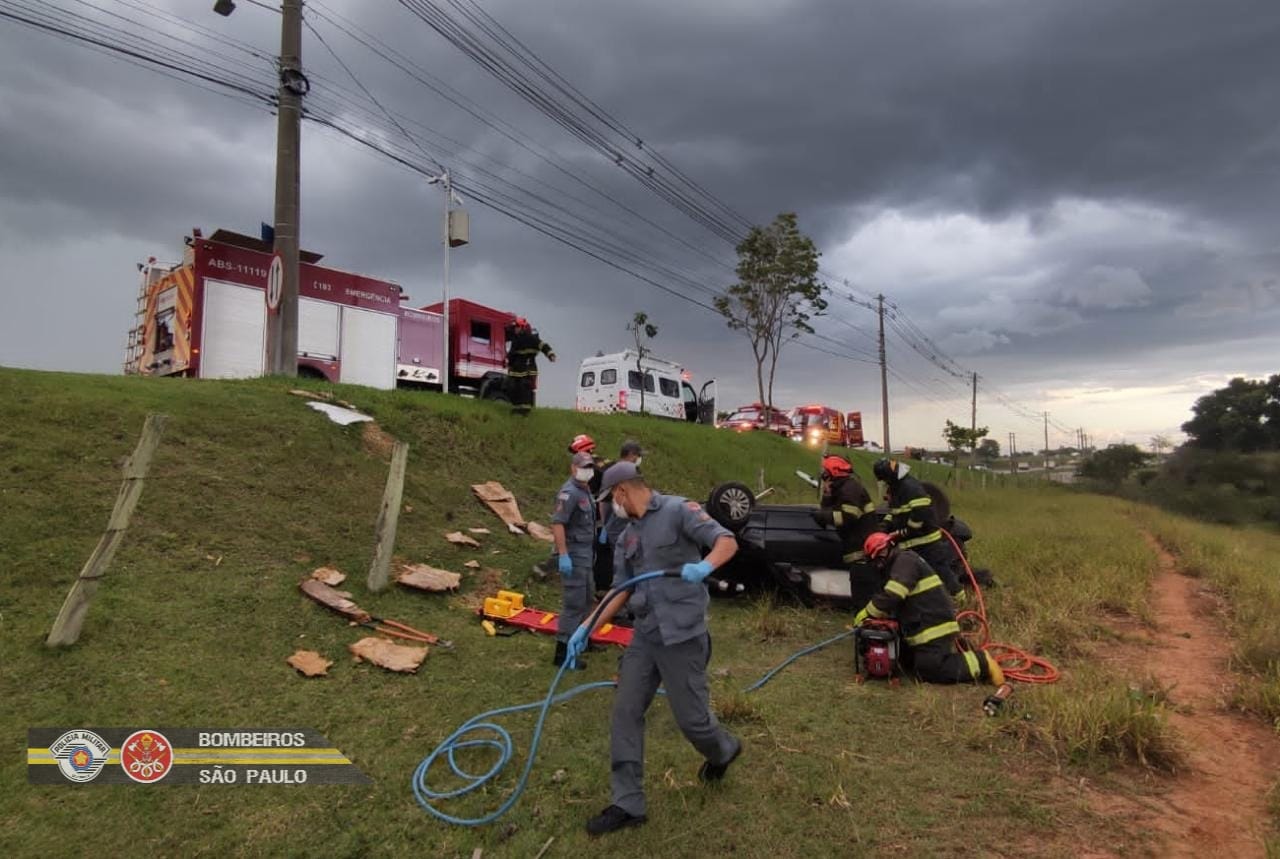 Bombeiros retiram homem preso em ferragens após capotamento na marginal da Dutra, em São José