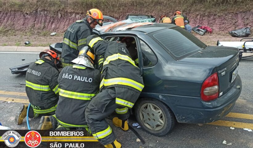 Colisão entre dois veículos na Via Cambuí, em São José deixa 3 pessoas feridas