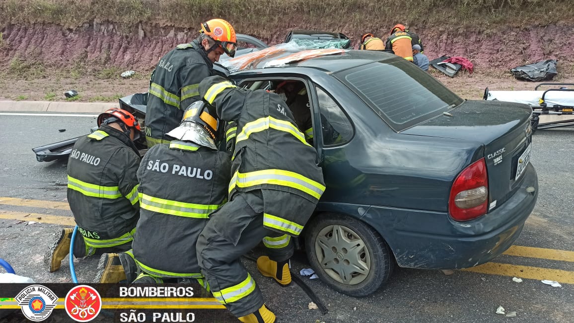 Colisão entre dois veículos na Via Cambuí, em São José deixa 3 pessoas feridas