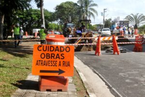 Carro é 'engolido' por cratera após rompimento de adutora em Jacareí
