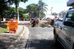 Carro é 'engolido' por cratera após rompimento de adutora em Jacareí