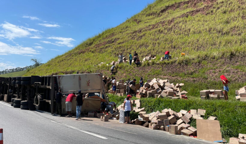 Carreta com carga de bolacha tomba na Dutra; parte da carga foi furtada