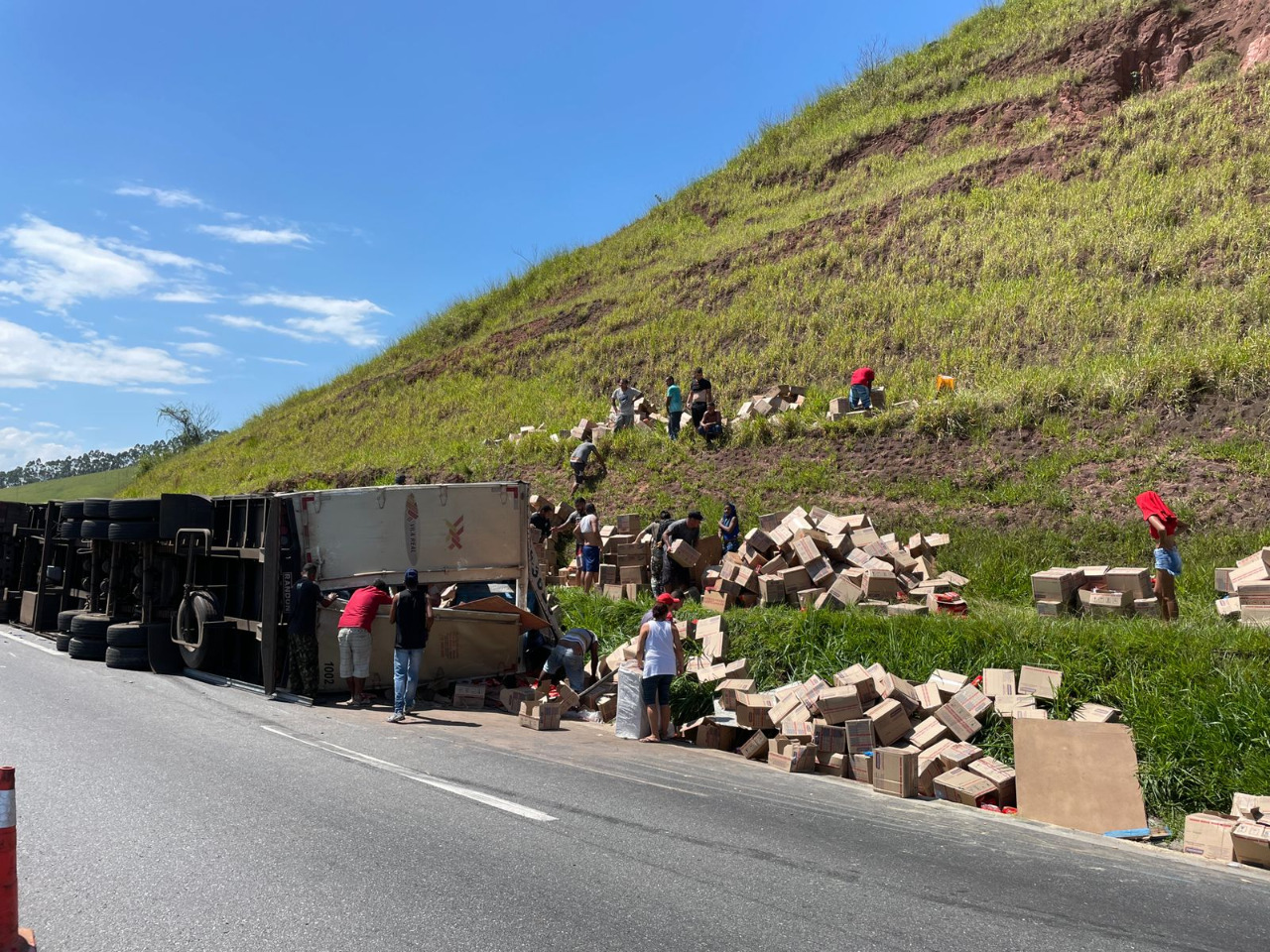 Carreta com carga de bolacha tomba na Dutra; parte da carga foi furtada