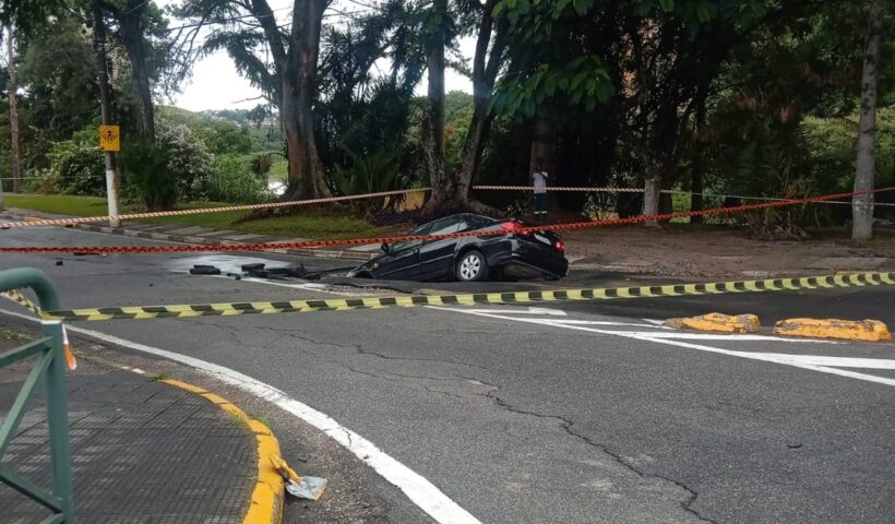 Carro é 'engolido' por cratera após rompimento de adutora em Jacareí