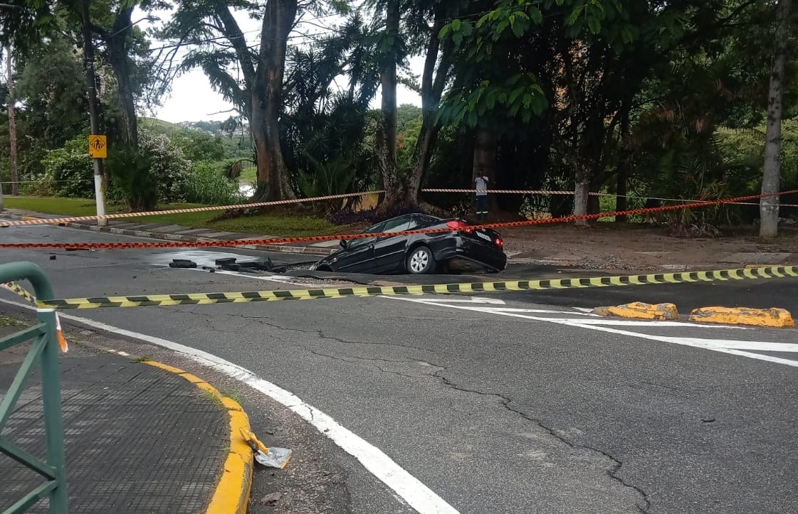 Carro é 'engolido' por cratera após rompimento de adutora em Jacareí