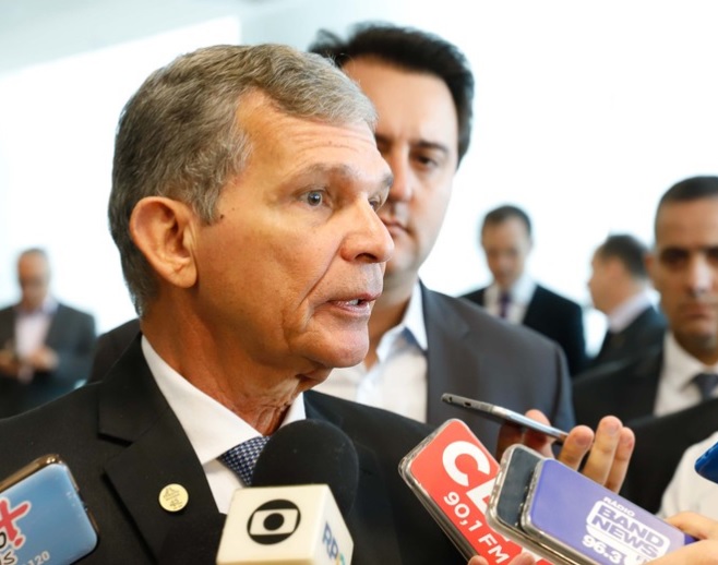 Bolsonaro demite presidente da petrobras