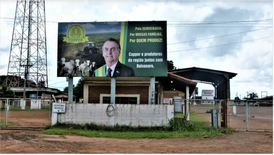 Ministro que proibiu manifestações políticas no Lollalalooza permitiu outdoors a favor de Bolsonaro
