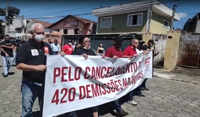 Metalúrgicos fazem passeata em São José pedindo cancelamento de demissões na Avibras