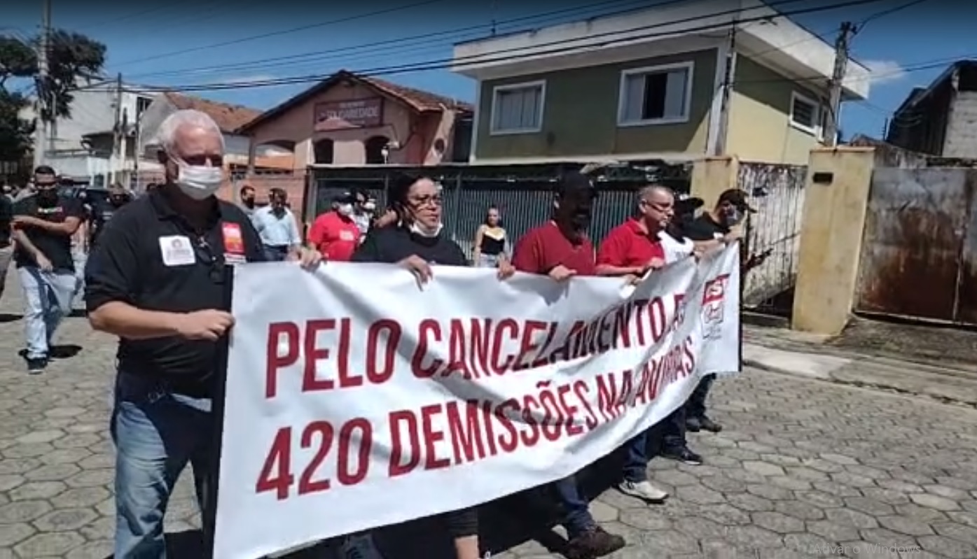 Metalúrgicos fazem passeata em São José pedindo cancelamento de demissões na Avibras