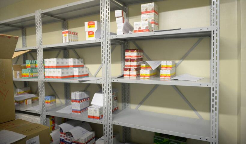 Farmácias e hospitais relatam falta de medicamentos básicos, como dipirona e antibióticos