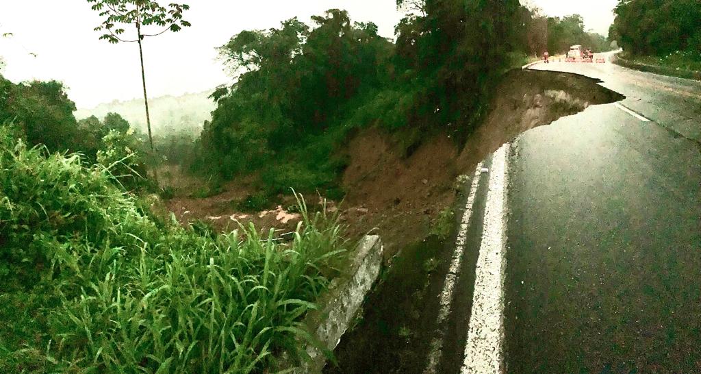 Chuvas ocasionam queda de barreiras e interditam Rio-Santos, em Ubatuba