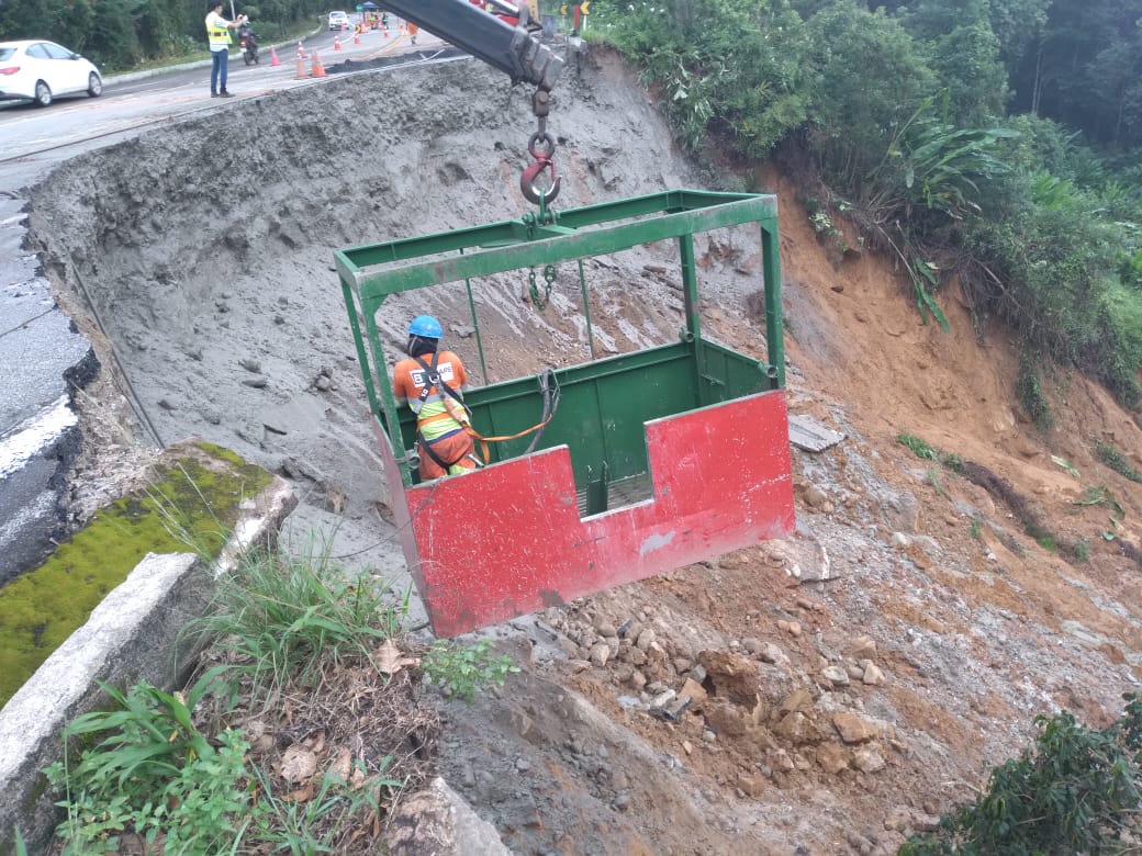 CCR RioSP inicia recuperação de pavimento no km 33 da BR-101, em Ubatuba