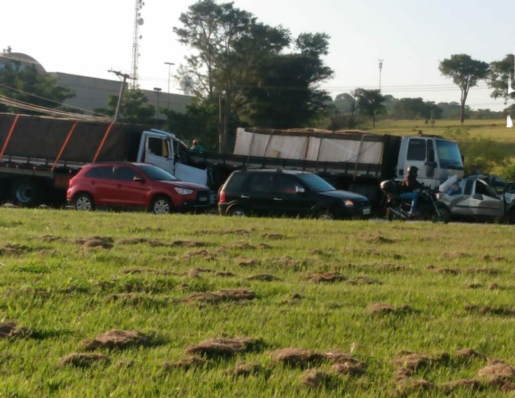 Acidente com três carretas causa lentidão na Via Dutra em São José dos Campos