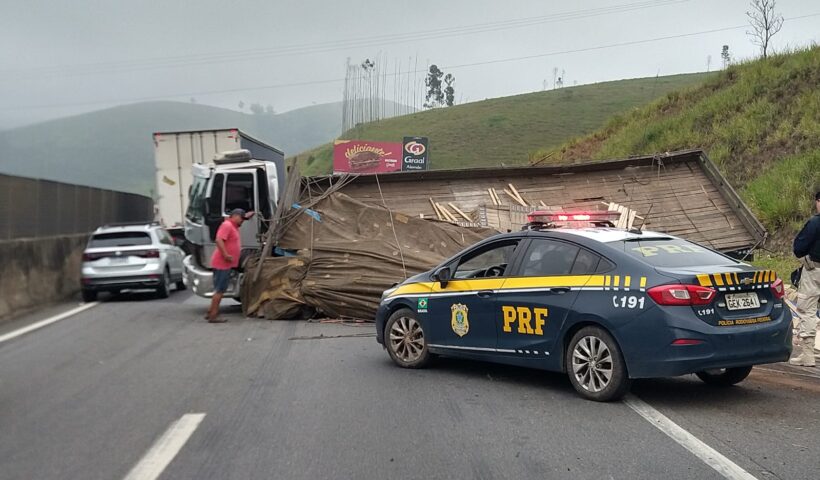 Caminhão em "L" causa lentidão na Via Dutra em Lavrinhas