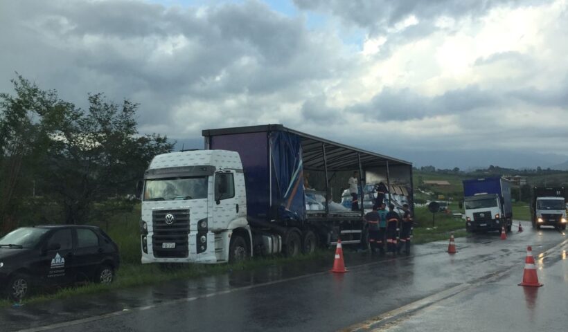 Queda de carga causa lentidão na Rodovia Floriano Rodrigues Pinheiro, em Tremembé