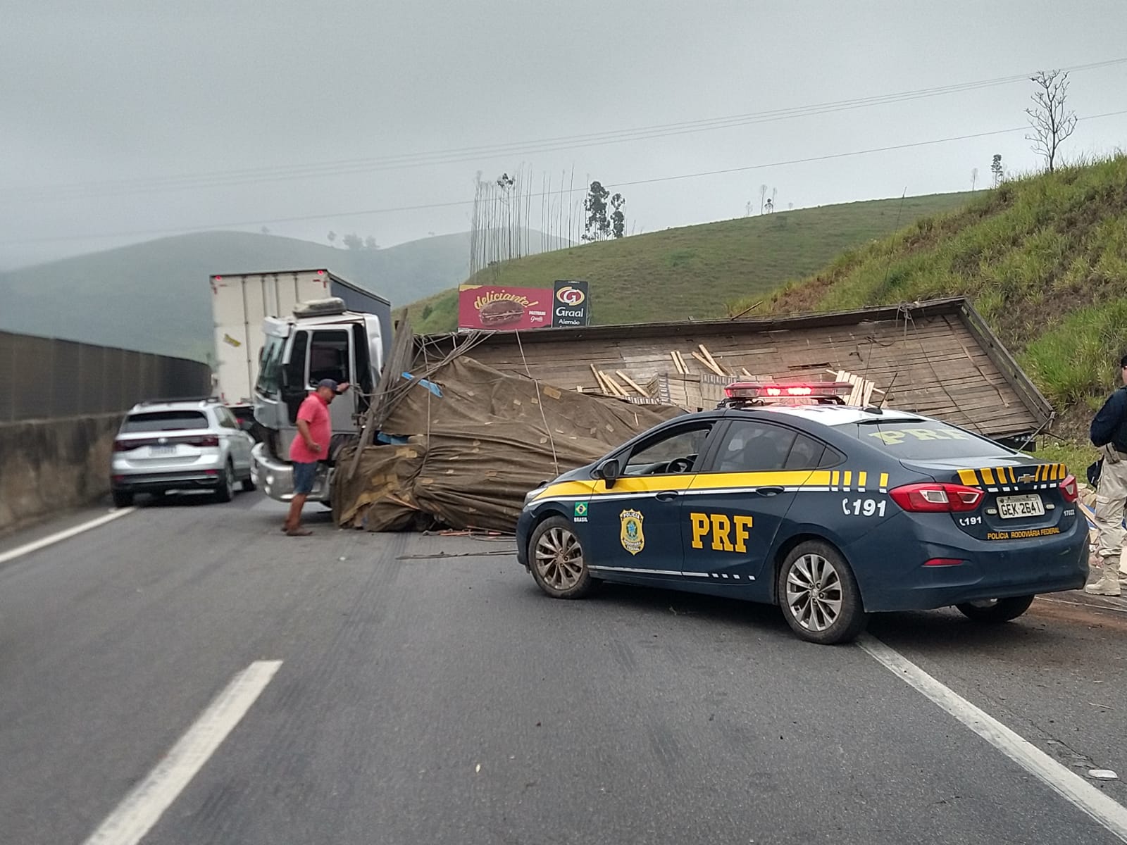 Caminhão em "L" causa lentidão na Via Dutra em Lavrinhas
