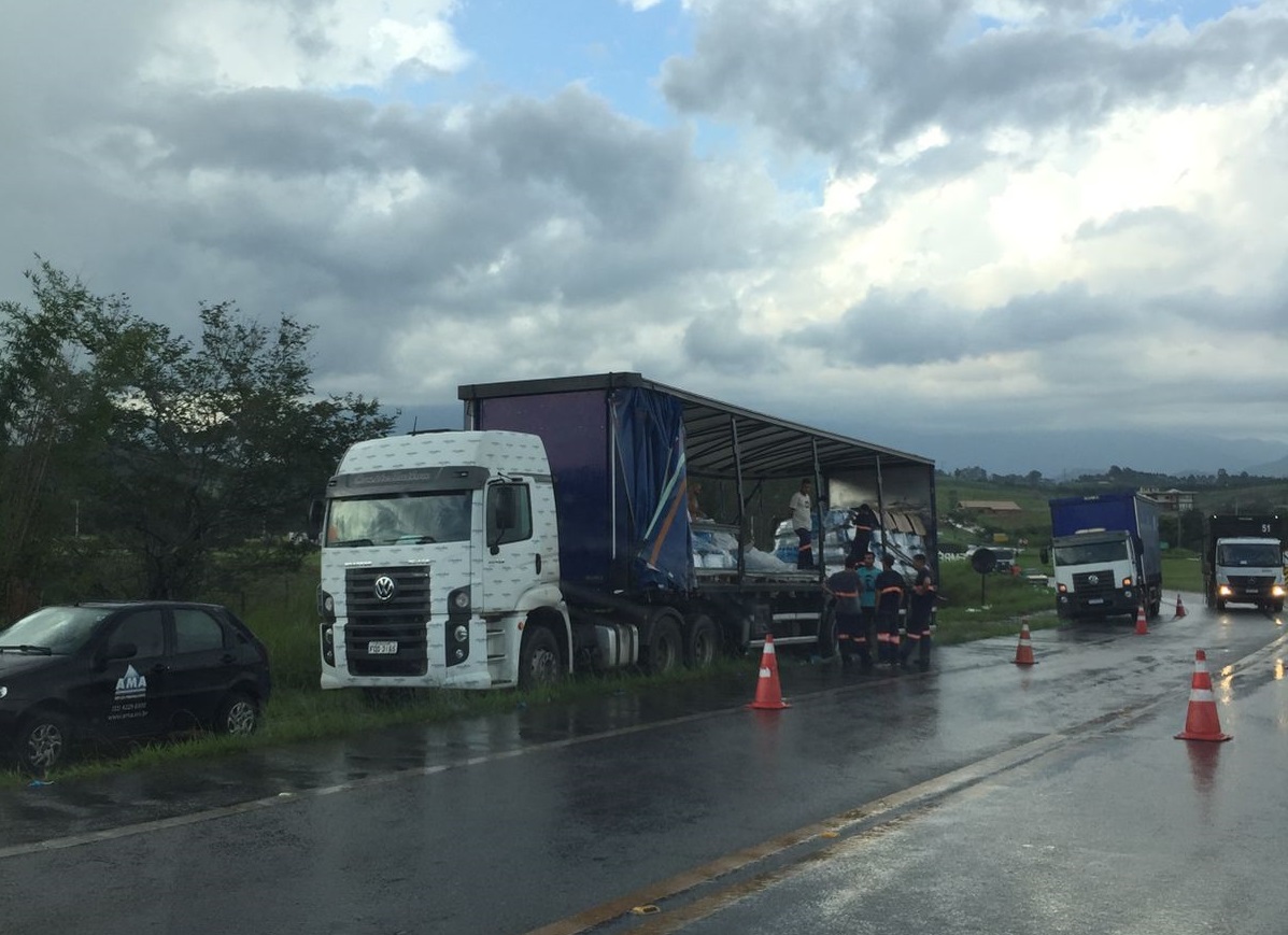 Queda de carga causa lentidão na Rodovia Floriano Rodrigues Pinheiro, em Tremembé