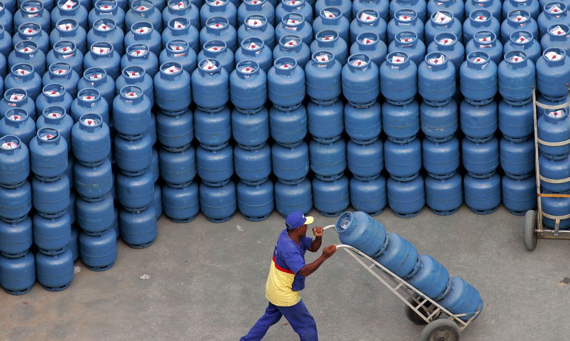 A Petrobras anunciou nesta sexta-feira (8) a redução do preço do botijão de gás. De acordo com a empresa, o preço médio de venda do GLP passará de 4,48 reais por quilo para 4,23 reais, o equivalente a 54,94 reais por 13 kg