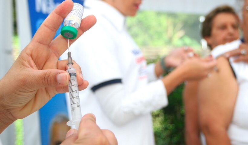 Campanha de vacinação contra gripe começa em todo o país nesta segunda-feira (4).