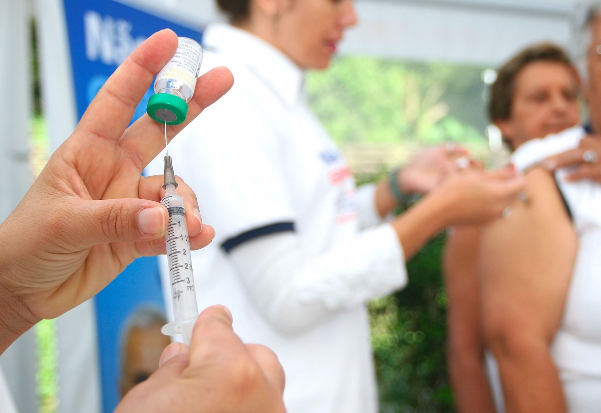 Campanha de vacinação contra gripe começa em todo o país nesta segunda-feira (4).