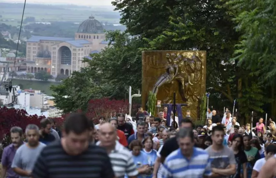 Aparecida volta a receber público em tradicional Via Sacra