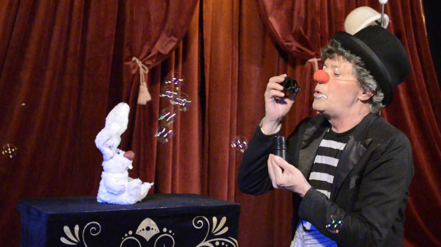 Projeto Algodão-doce leva magia ao Cine Teatro, em São José