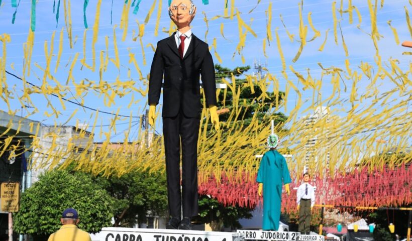 Putin e vírus da Covid-19 são representados na tradicional 'malhação de Judas' em Belém