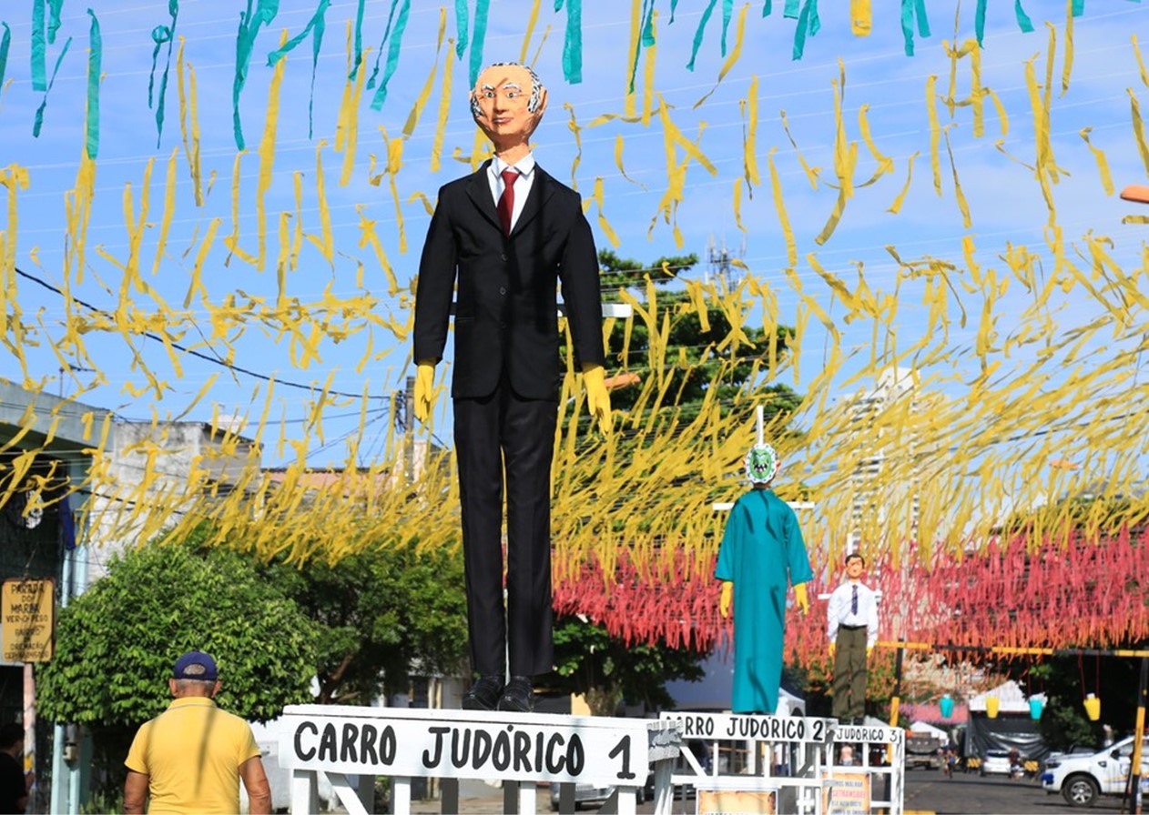 Putin e vírus da Covid-19 são representados na tradicional 'malhação de Judas' em Belém