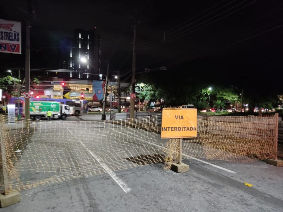 Foto da rua Abolição interditada para obras da linha verde em São José, em maio deste ano. Prefeitura anunciou a liberação da via para o transporte público
