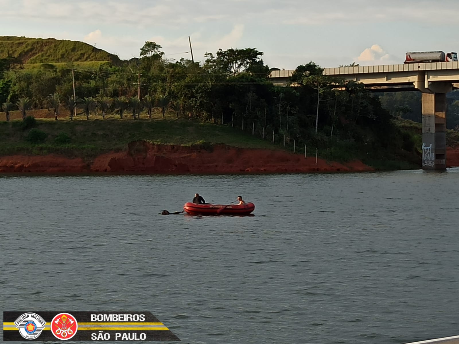 bombeiros buscam homem desparecido em represa